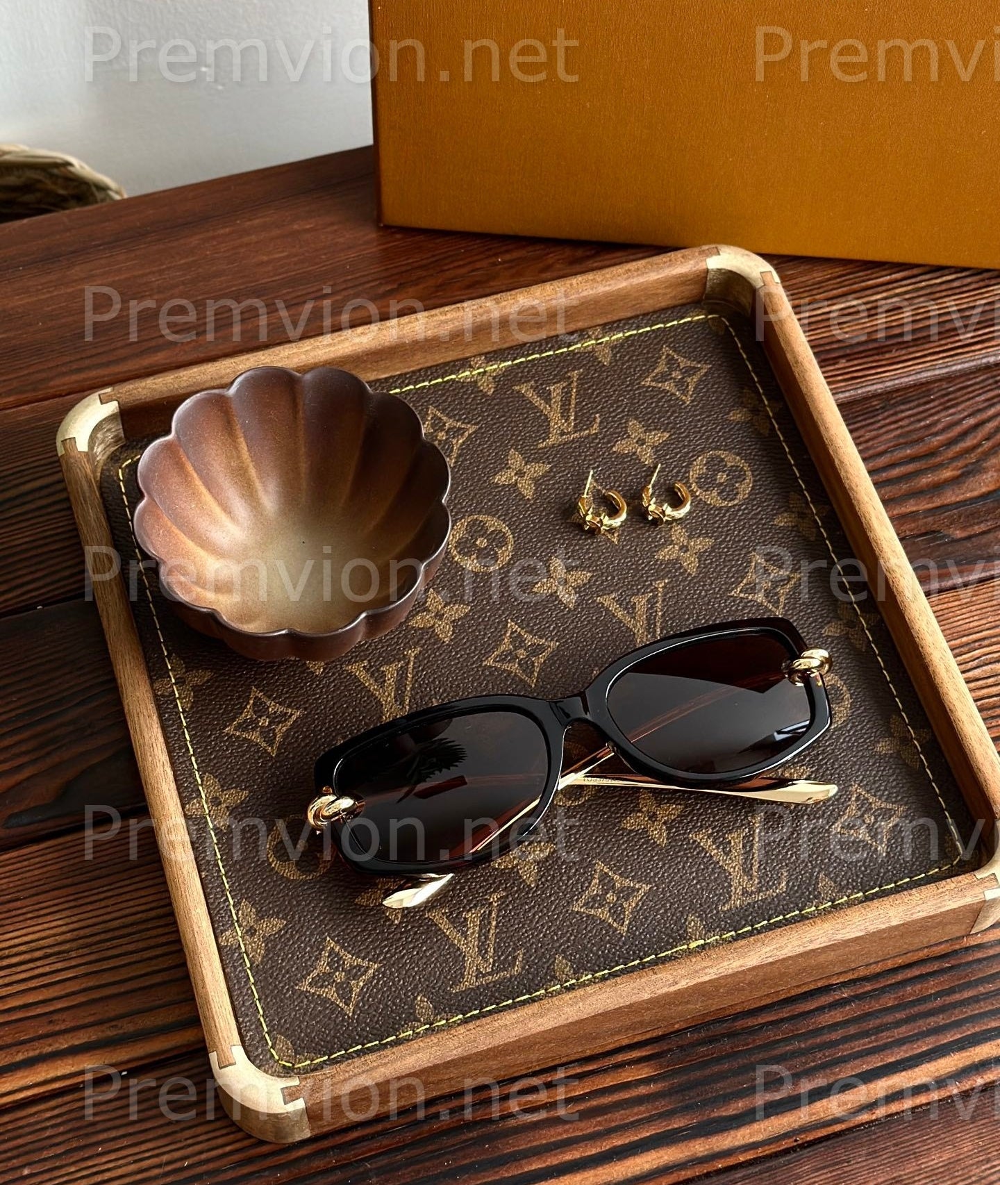 Premium golden saddle stitching on LV style leather valet tray
